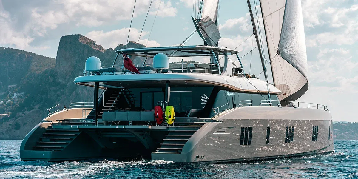 imgi_7_VIVA-LA-VIDA-Luxury-Sailing-Charter-Yacht-Sunreef-80-Sailing-View-From-Stern.png