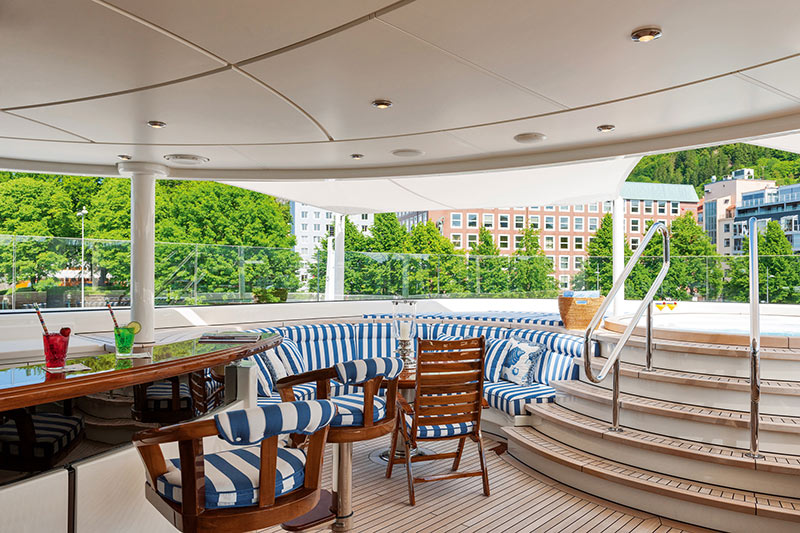 jacuzzi, bar and seating.jpg