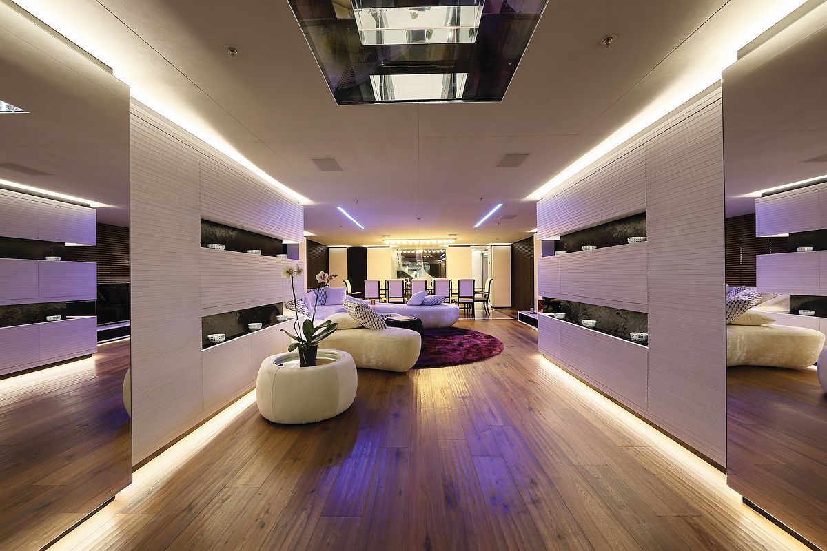 looking into the main saloon.jpg