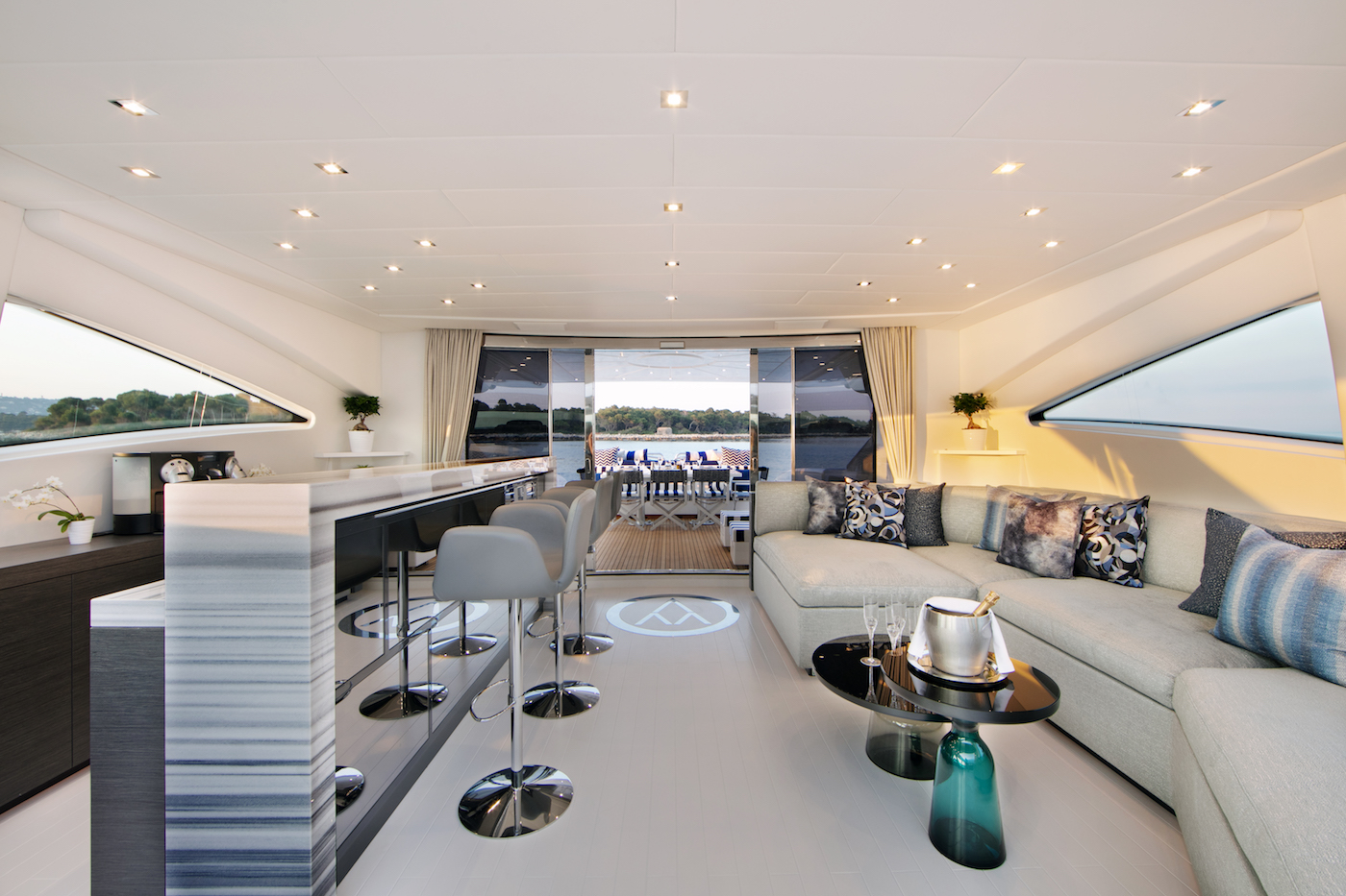 lounge area with bar.jpg