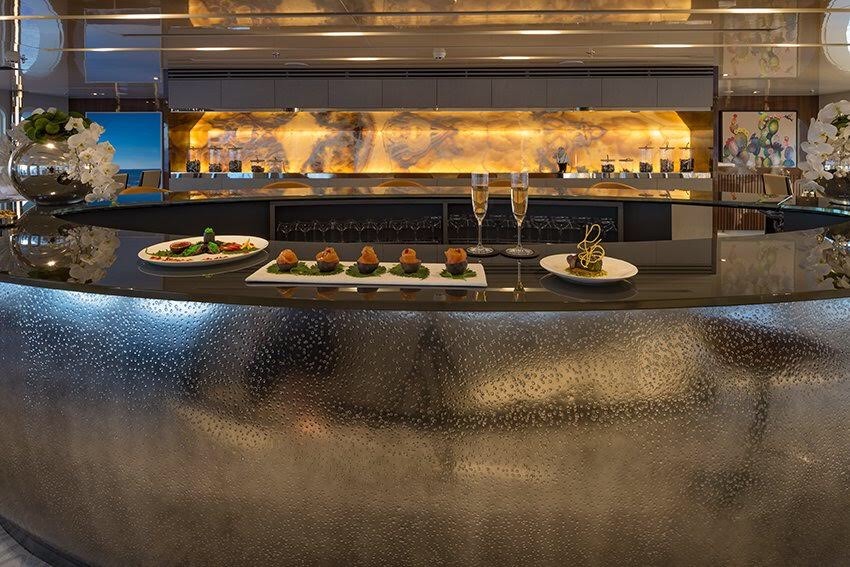 luxurious bar .jpg