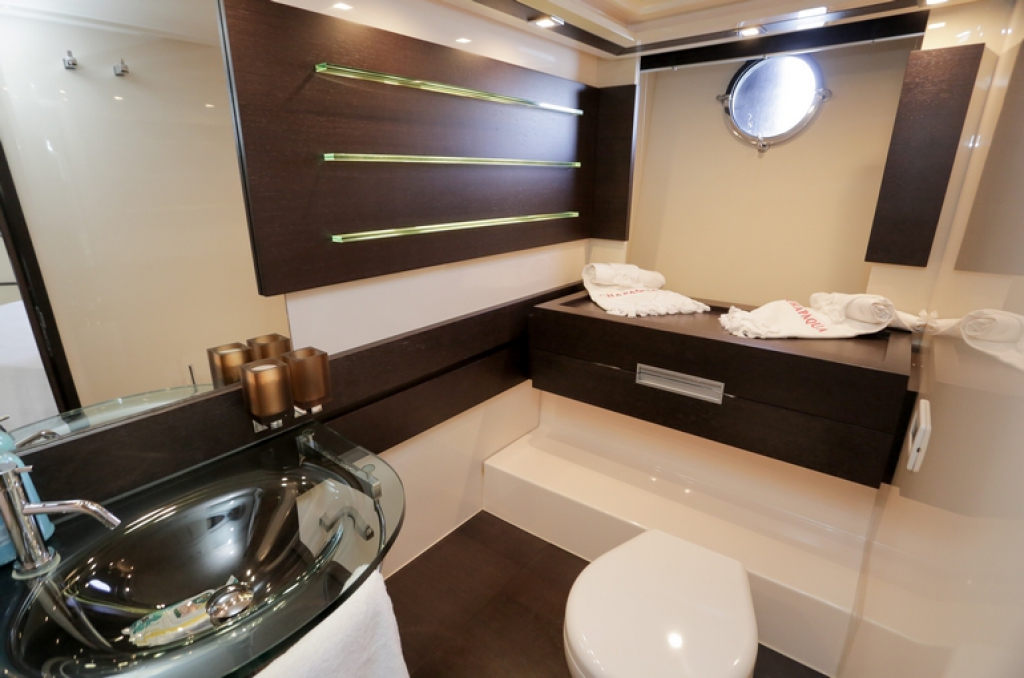 main cabin - bathroom.jpg