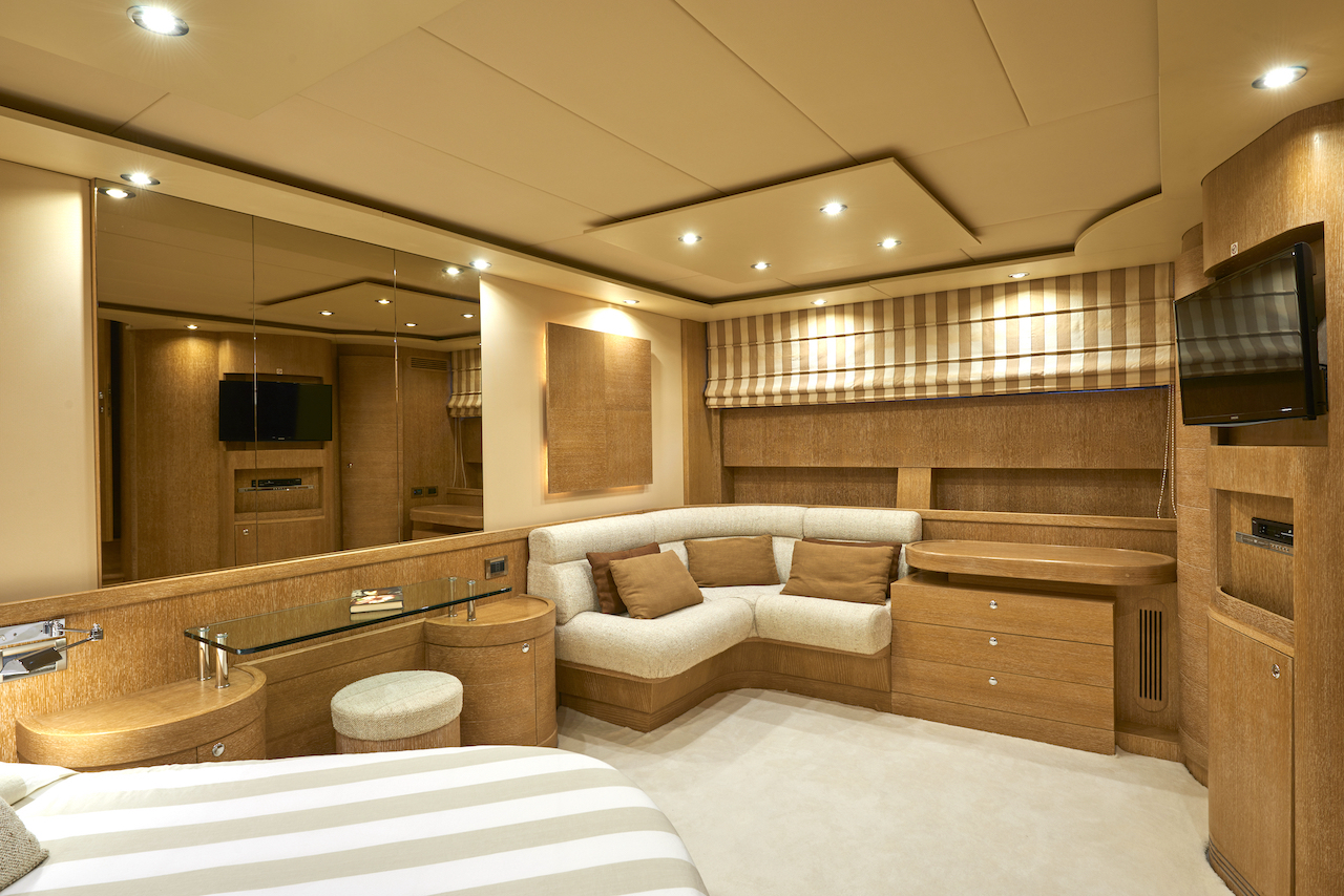 main cabin seating area.jpg