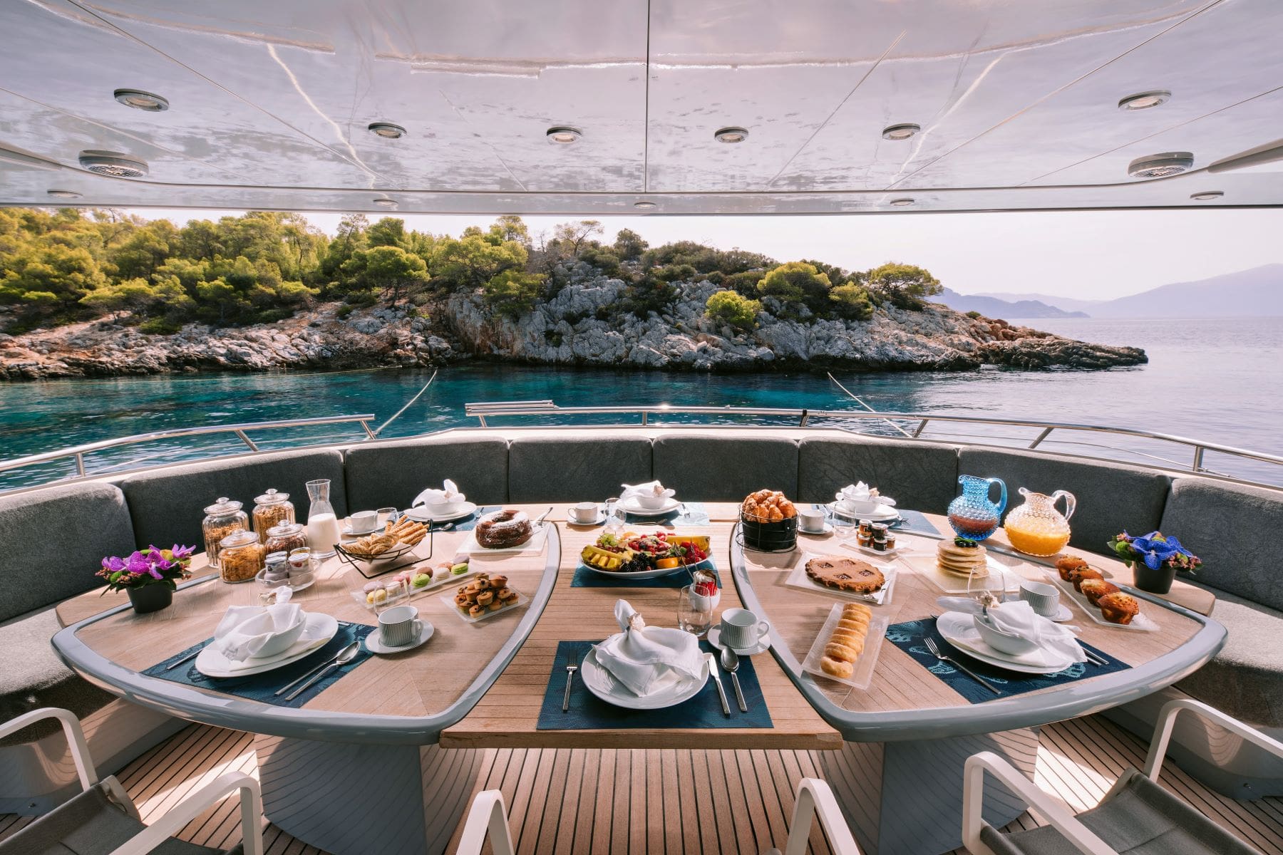 main deck aft dining area.jpg