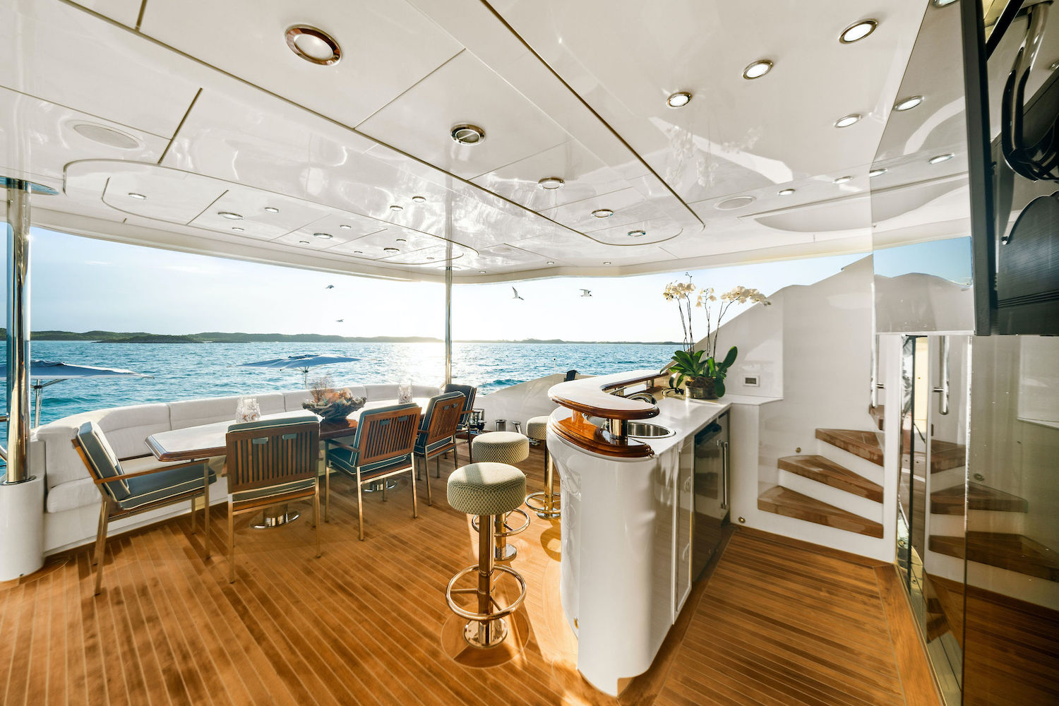 main deck aft exteiror dining area.jpg