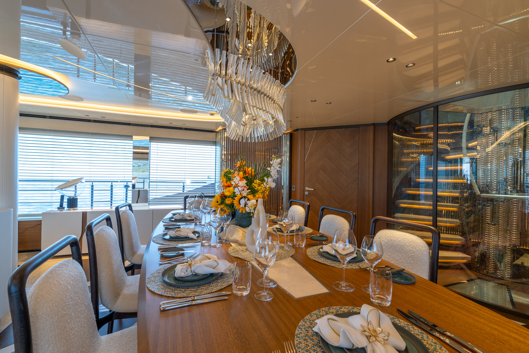 main saloon dining 4.jpg