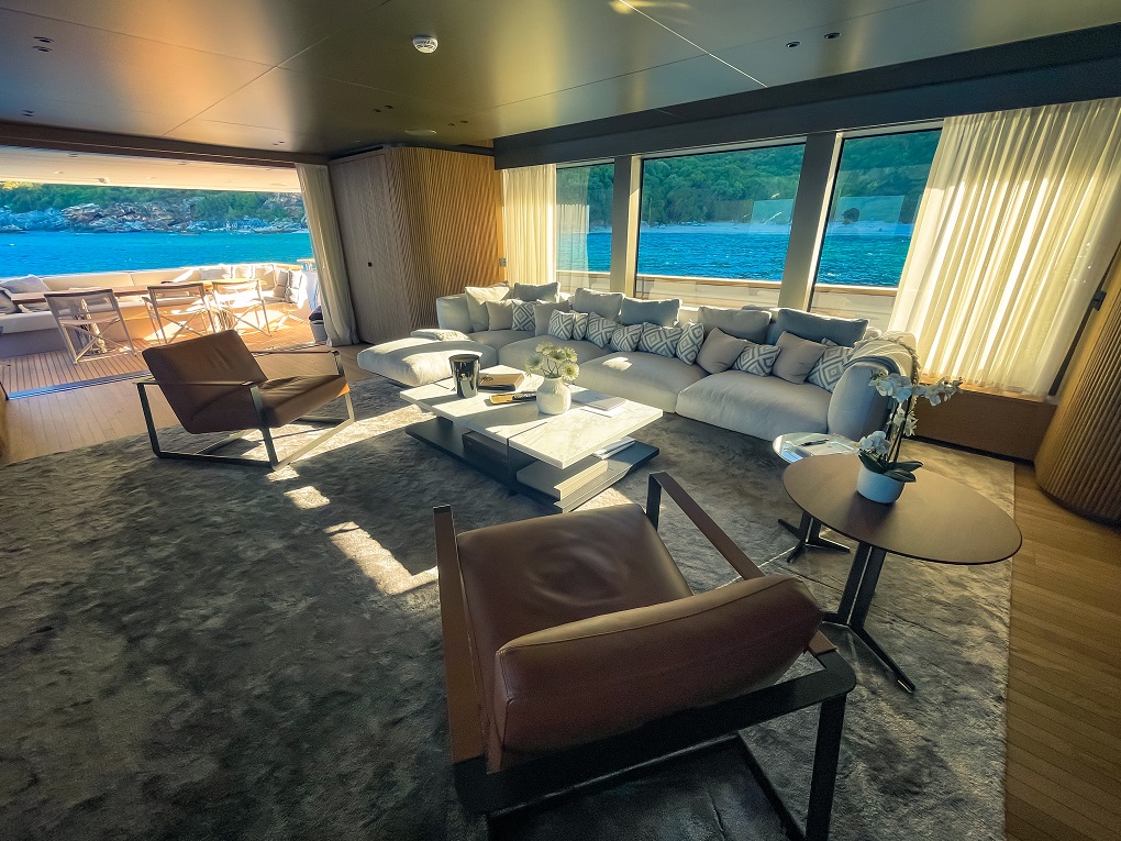 main saloon seating © LOIC B. PHOTOGRAPHE.jpg