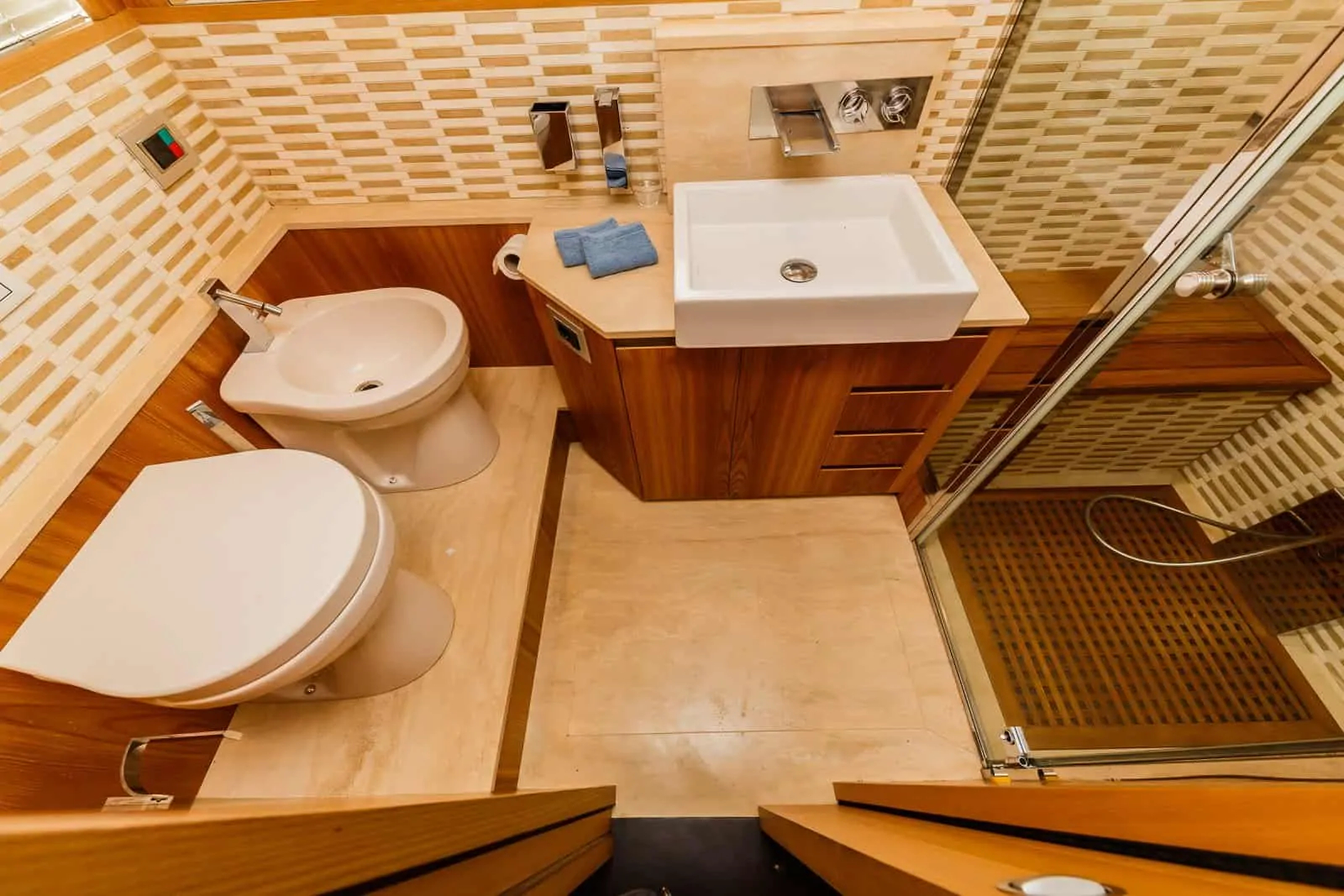 master cabin - ensuite.jpg