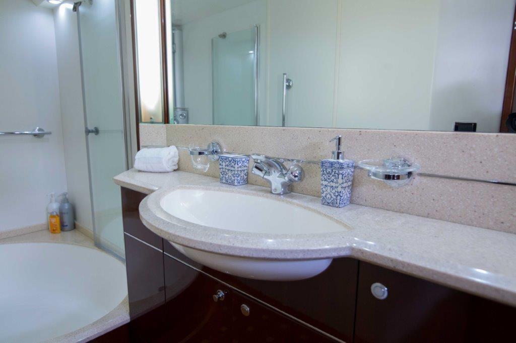 master ensuite sink.jpg