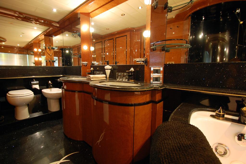 mochi-25m-barcelona-mallorca-alquiler-charter-6.jpg