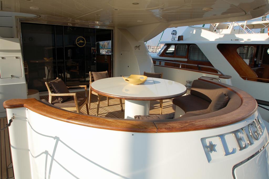 mochi-25m-barcelona-mallorca-alquiler-charter-9.jpg