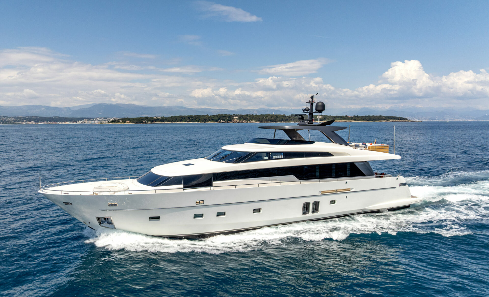 motor yacht CALM.jpg