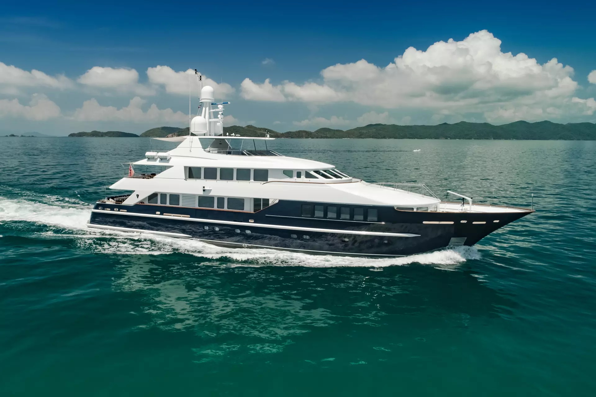 motor yacht LADY AZUL01.jpg