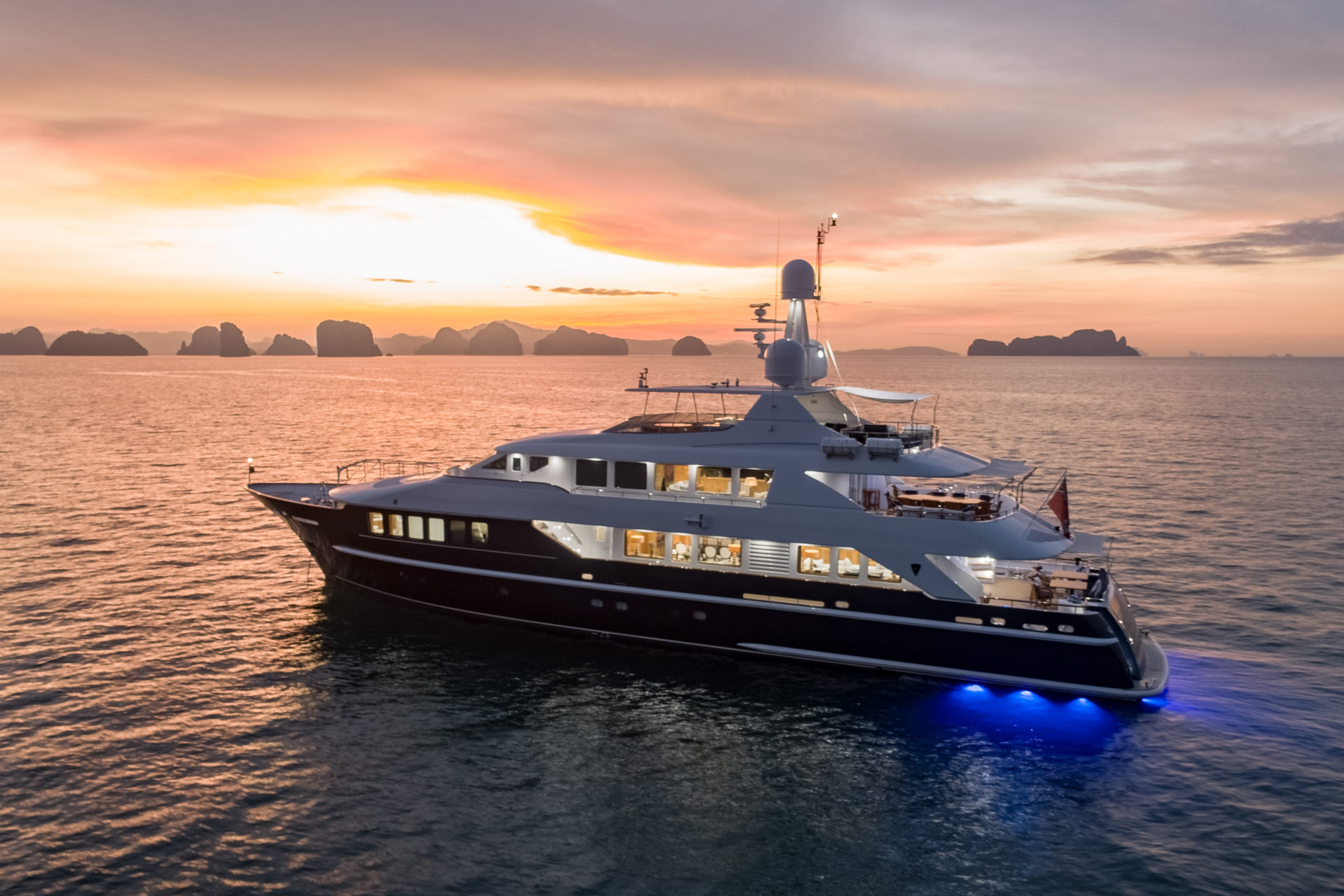 motor yacht LADY AZUL07.jpg