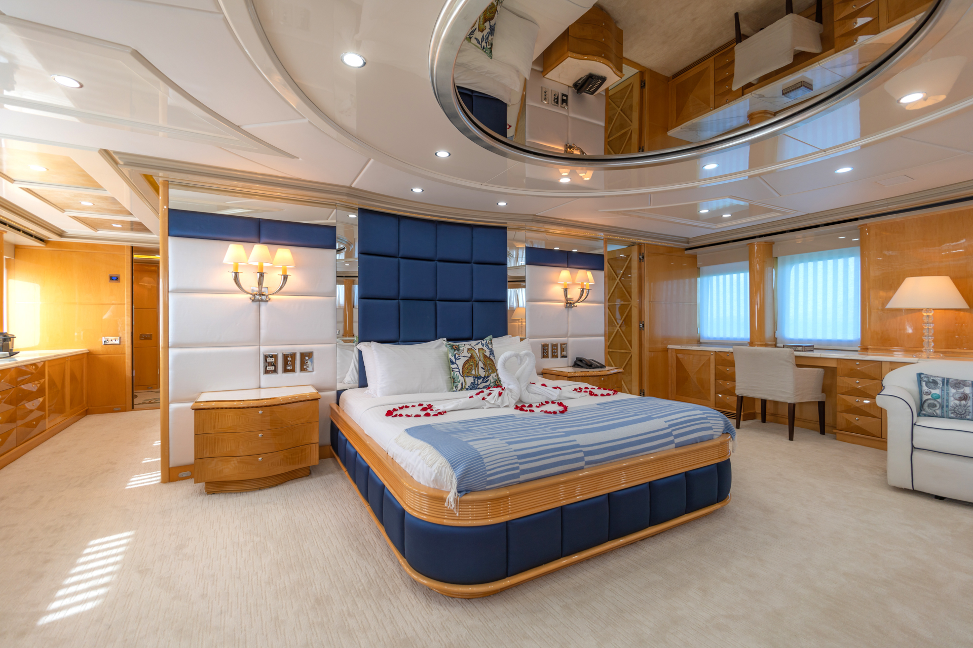 motor yacht LADY AZUL26.jpg