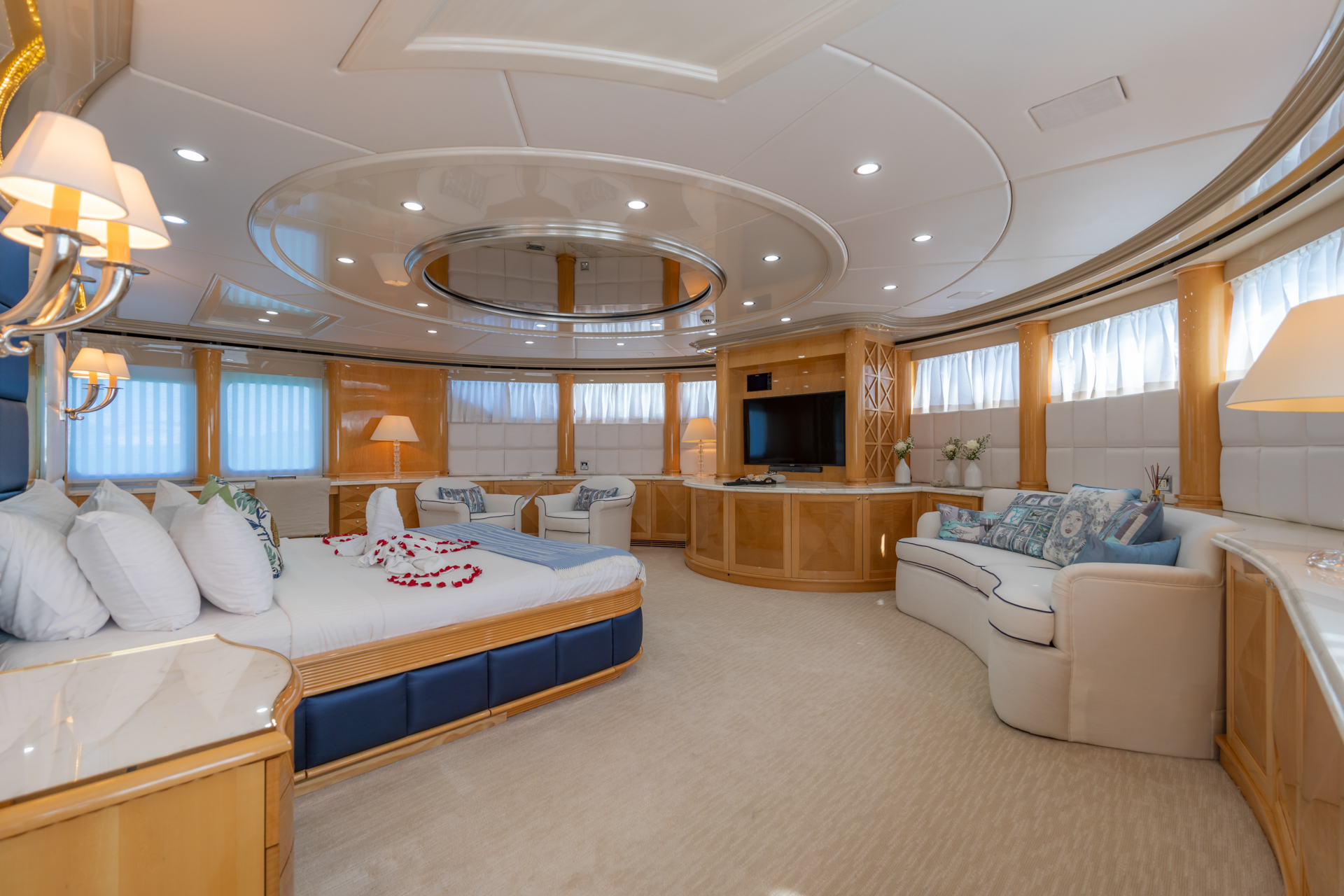 motor yacht LADY AZUL27.jpg