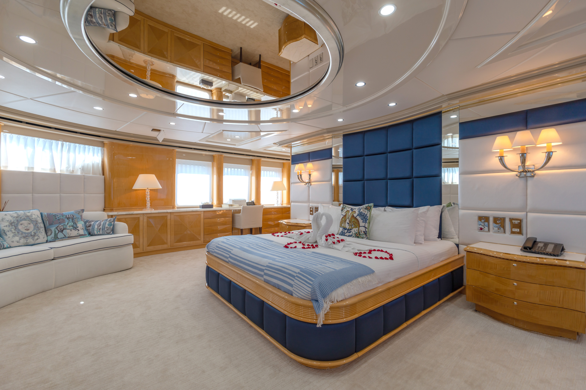 motor yacht LADY AZUL28.jpg