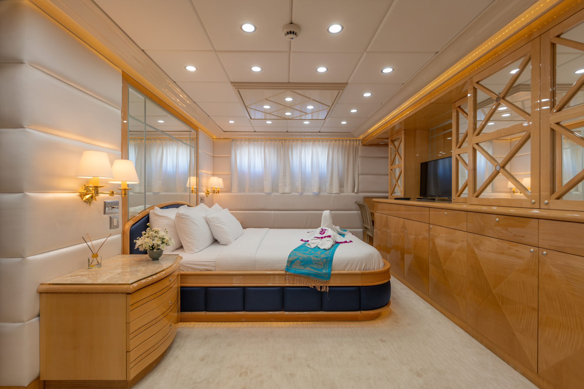 motor yacht LADY AZUL30.jpg