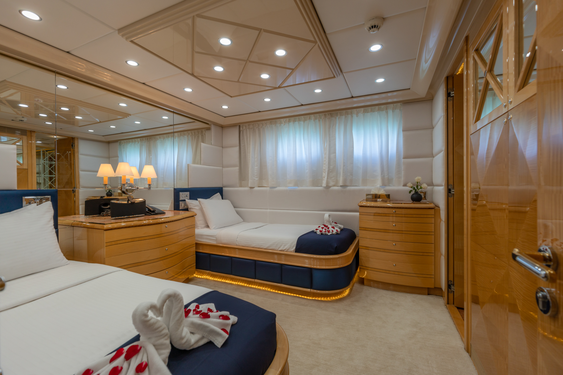 motor yacht LADY AZUL31.jpg