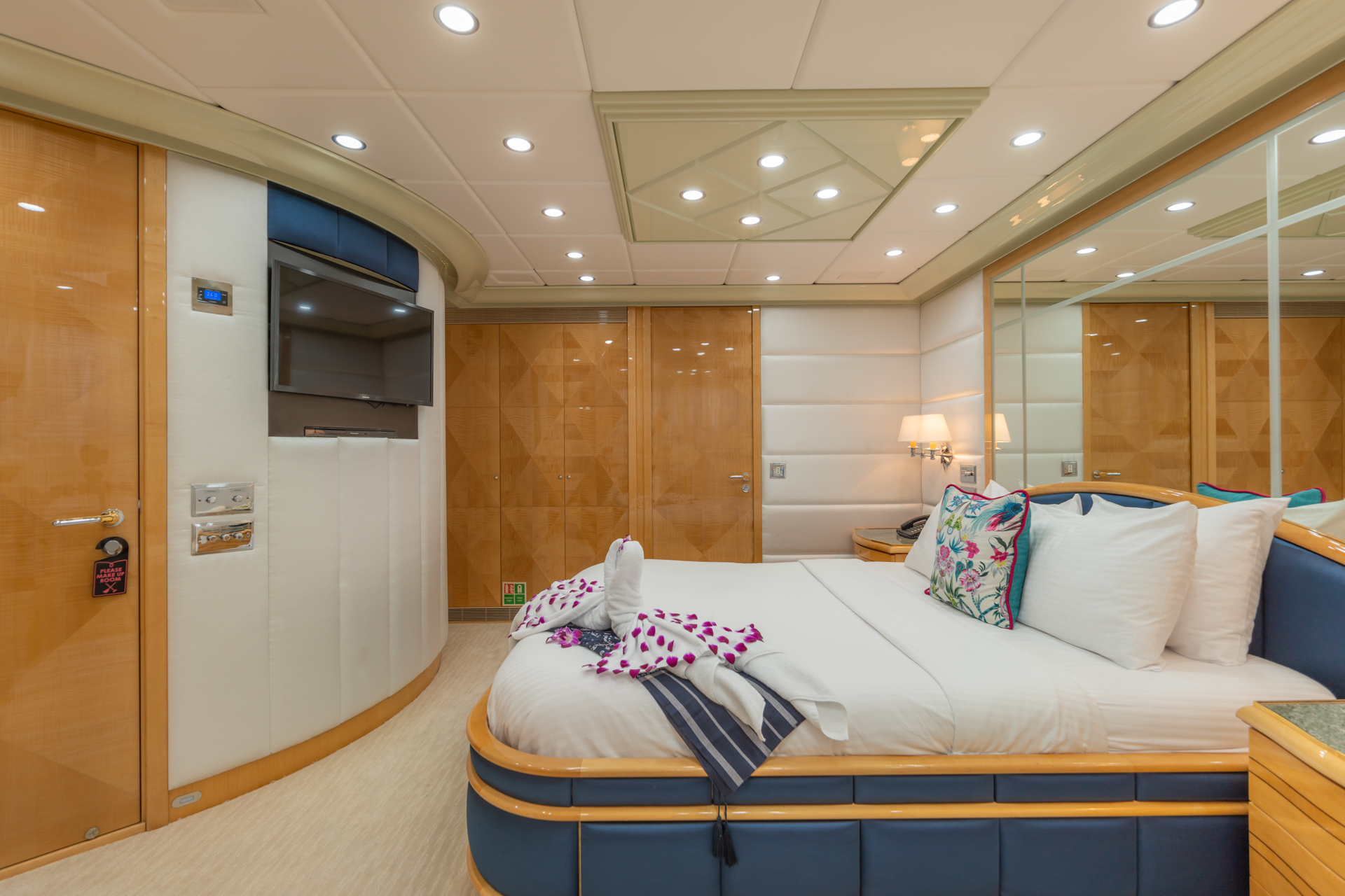 motor yacht LADY AZUL33.jpg