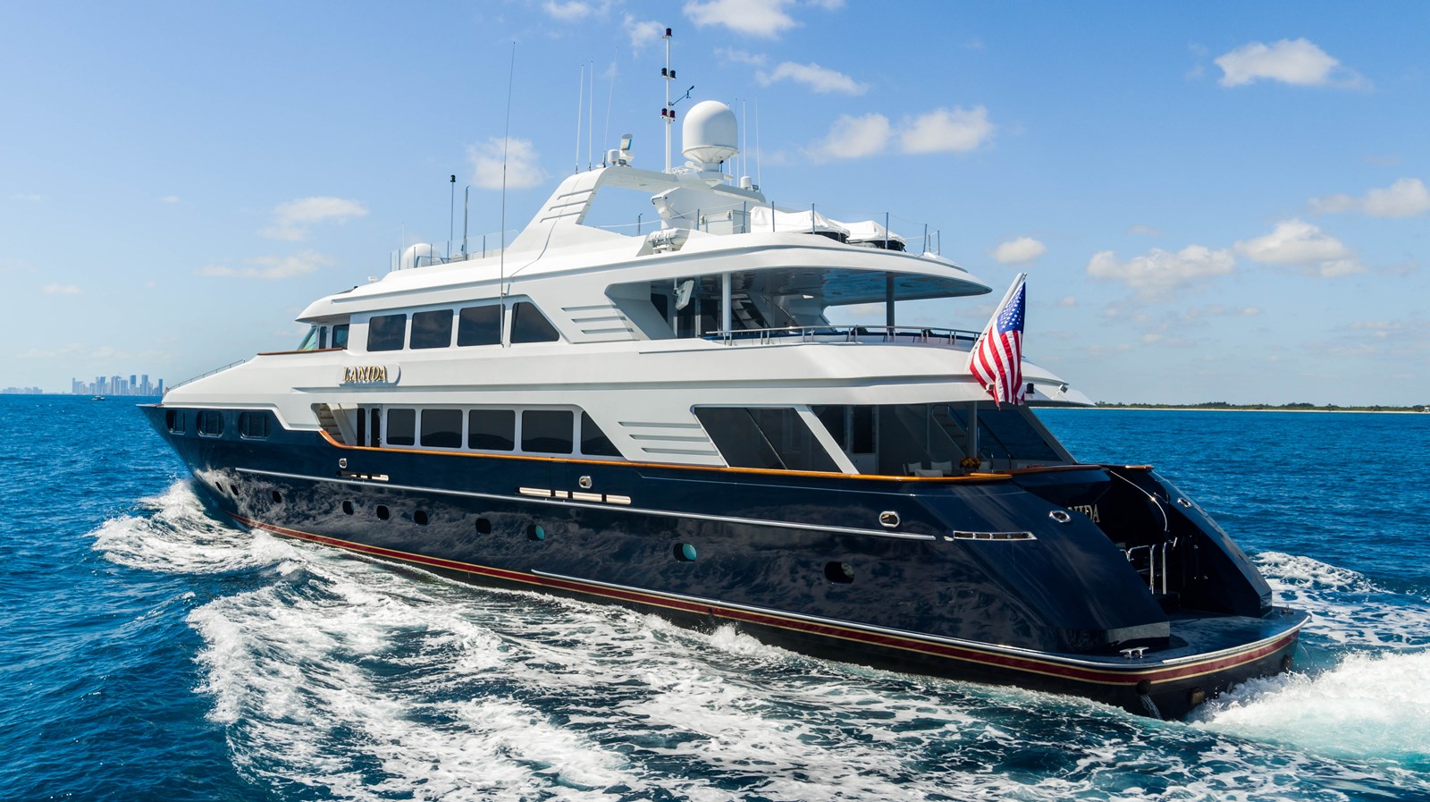 motor yacht LANIDA cruising.jpg