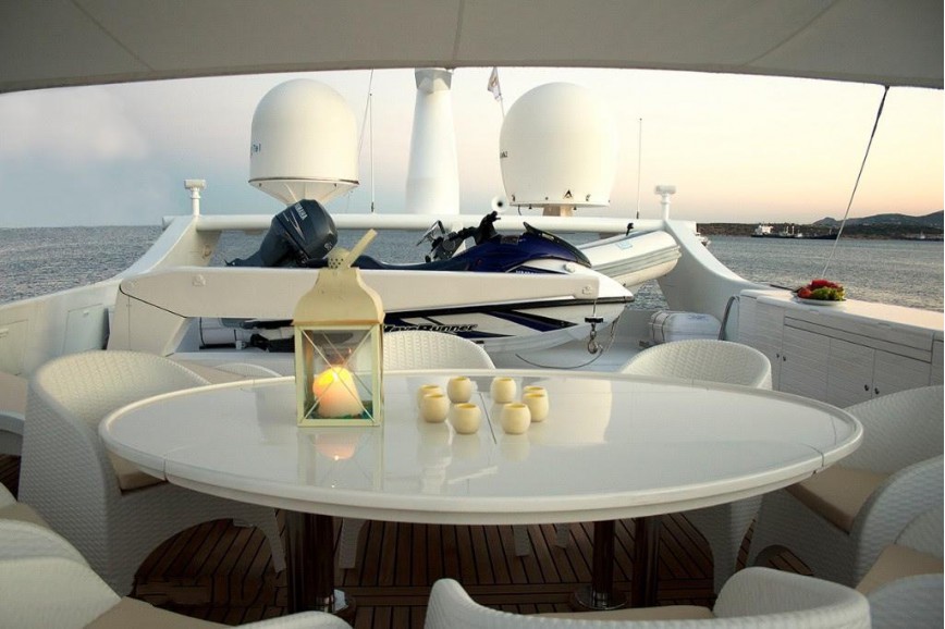 on deck seating and dining.jpg