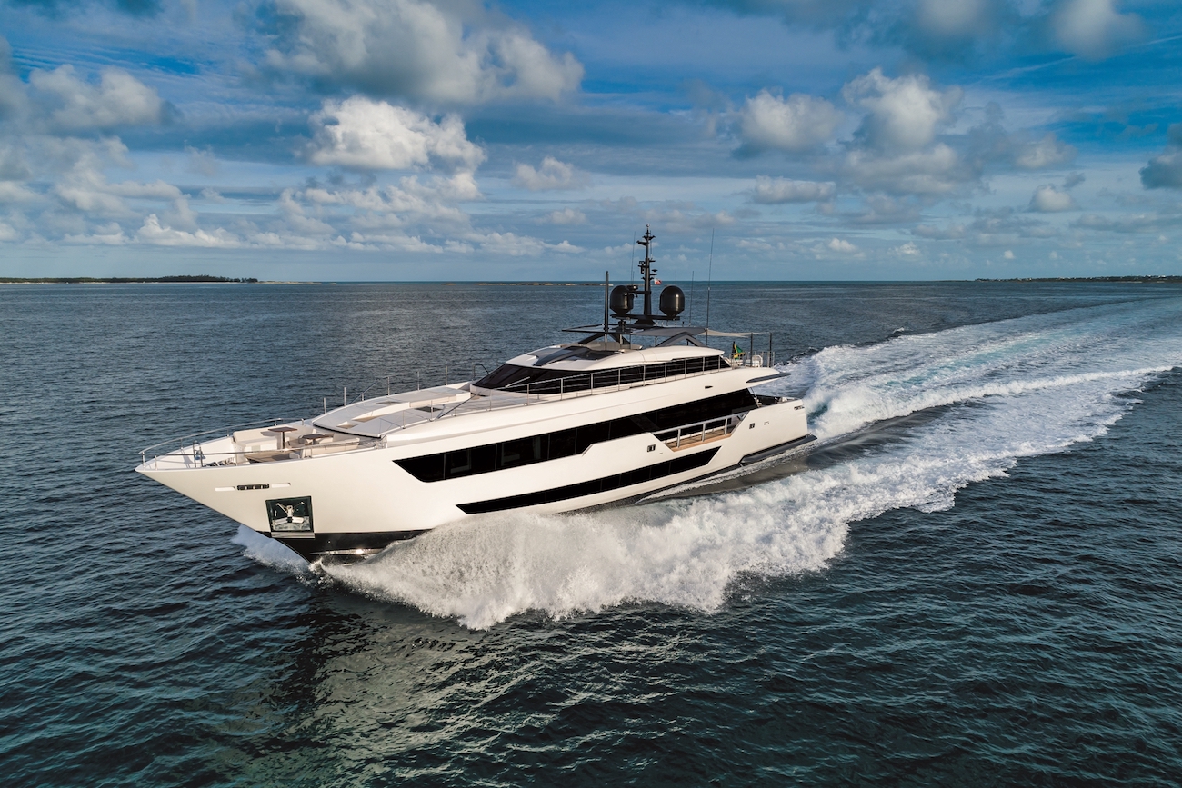 running profile of the Custom Line yacht.jpg