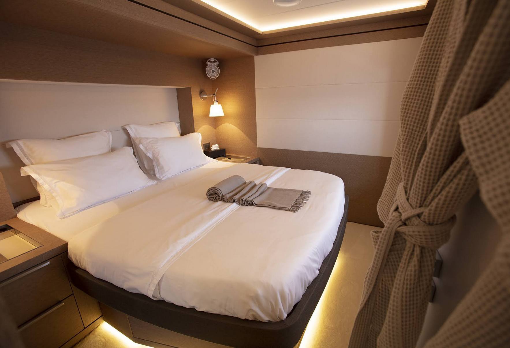 sailing-catamaran-babac-mid-port-cabin-low.jpg