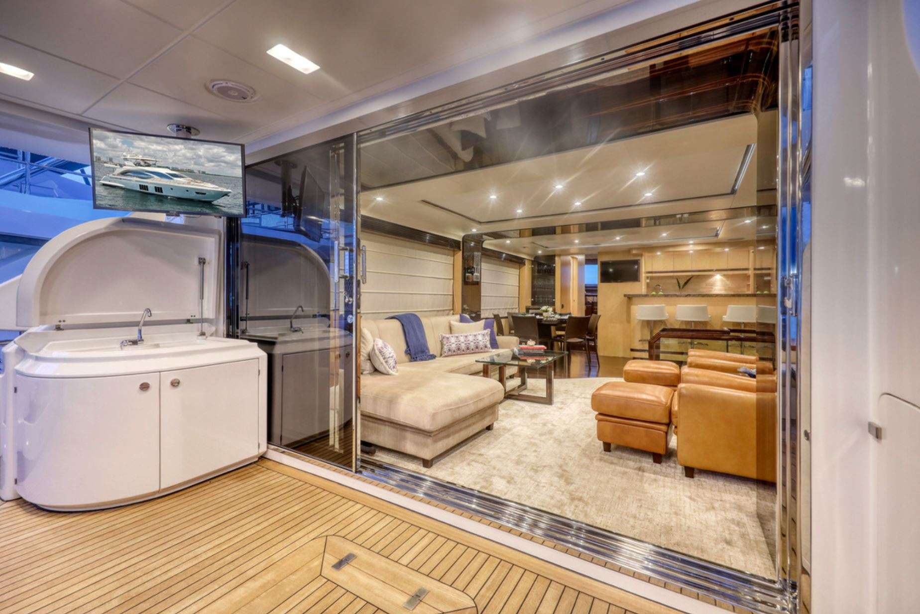 saloon and aft area.jpg