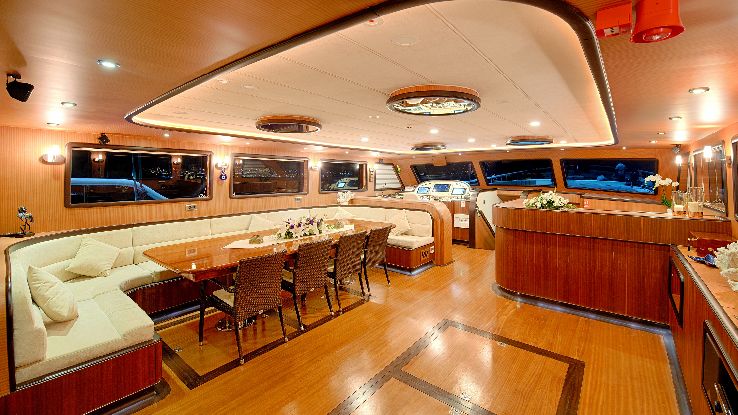 saloon and dining space.jpg