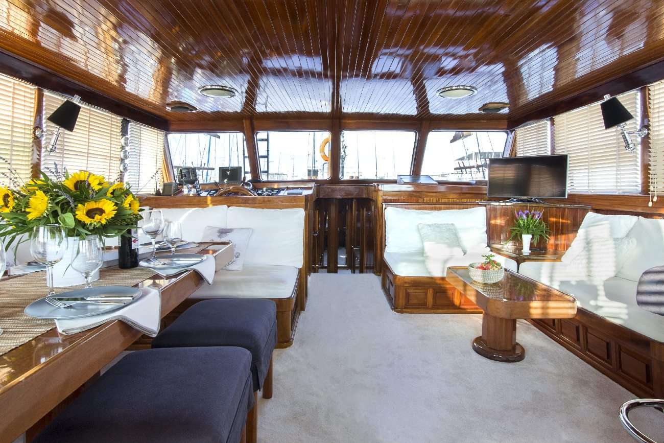 saloon seating and dining.jpg