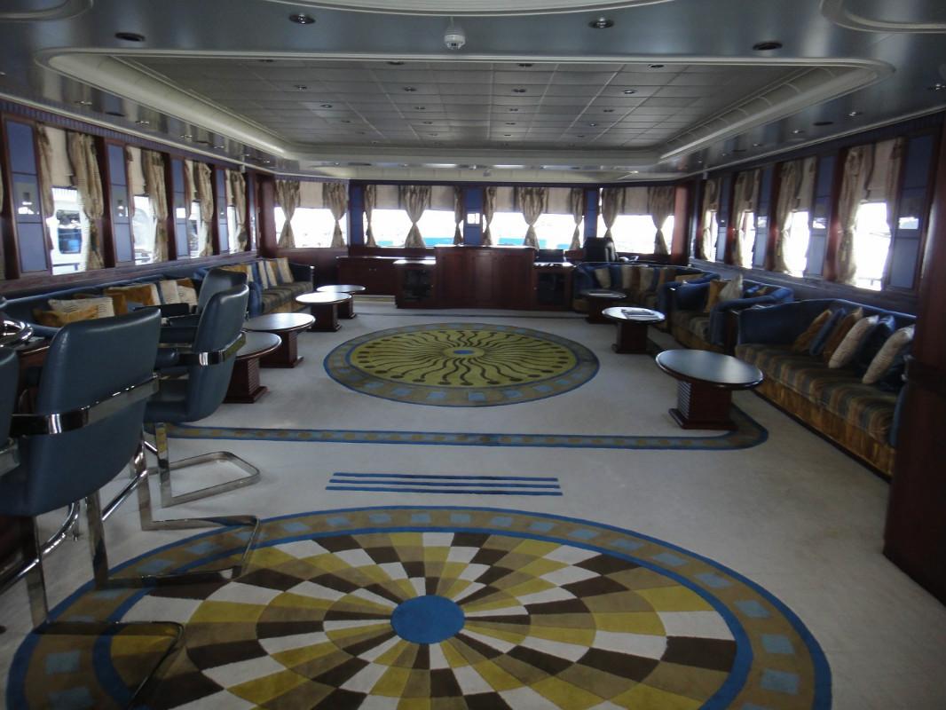saloon with bar and tv.jpg