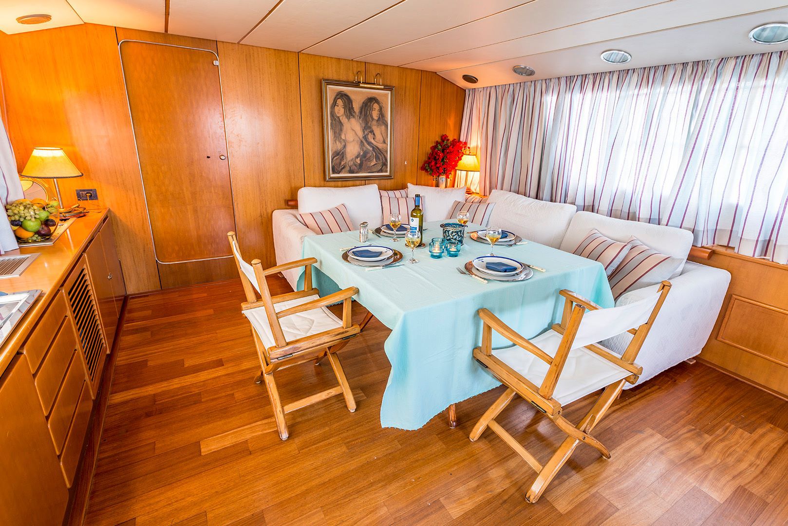 saloon with dining set up.jpg