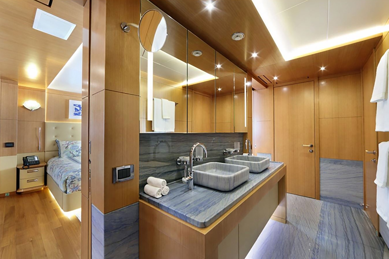 spacious bathroom ZAZOU.jpg