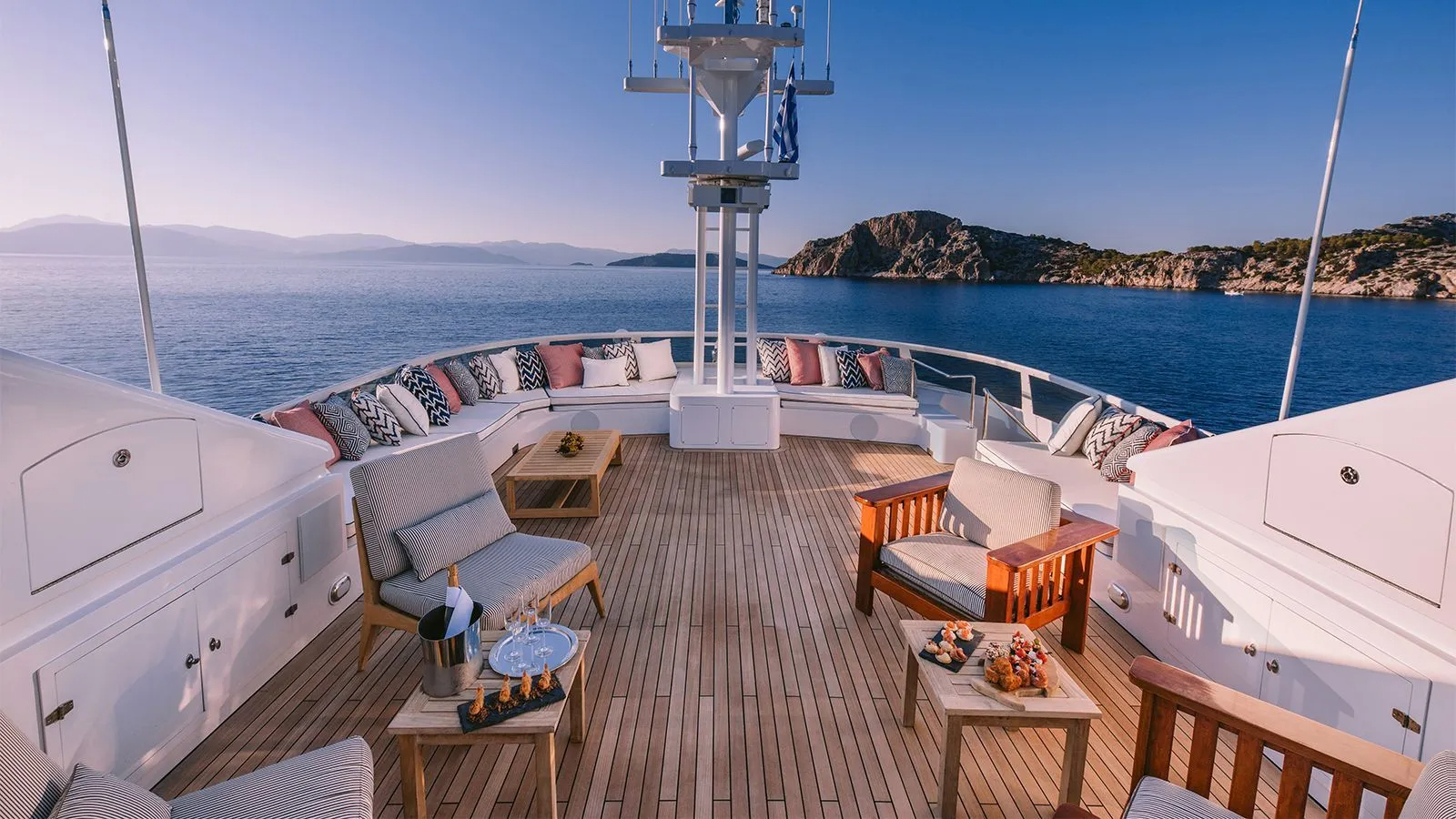sun deck - sitting area.jpg
