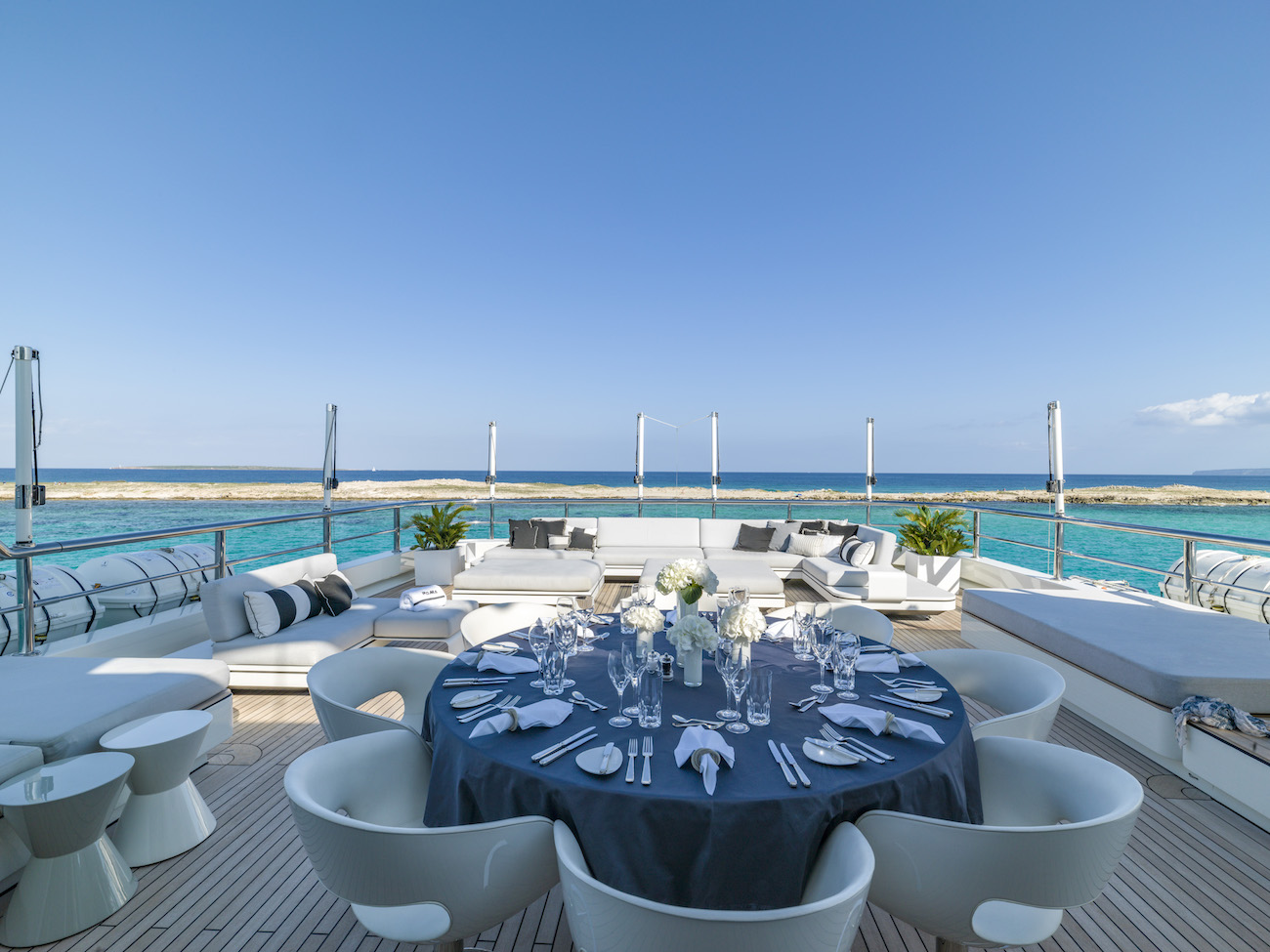 sun deck dining.jpg