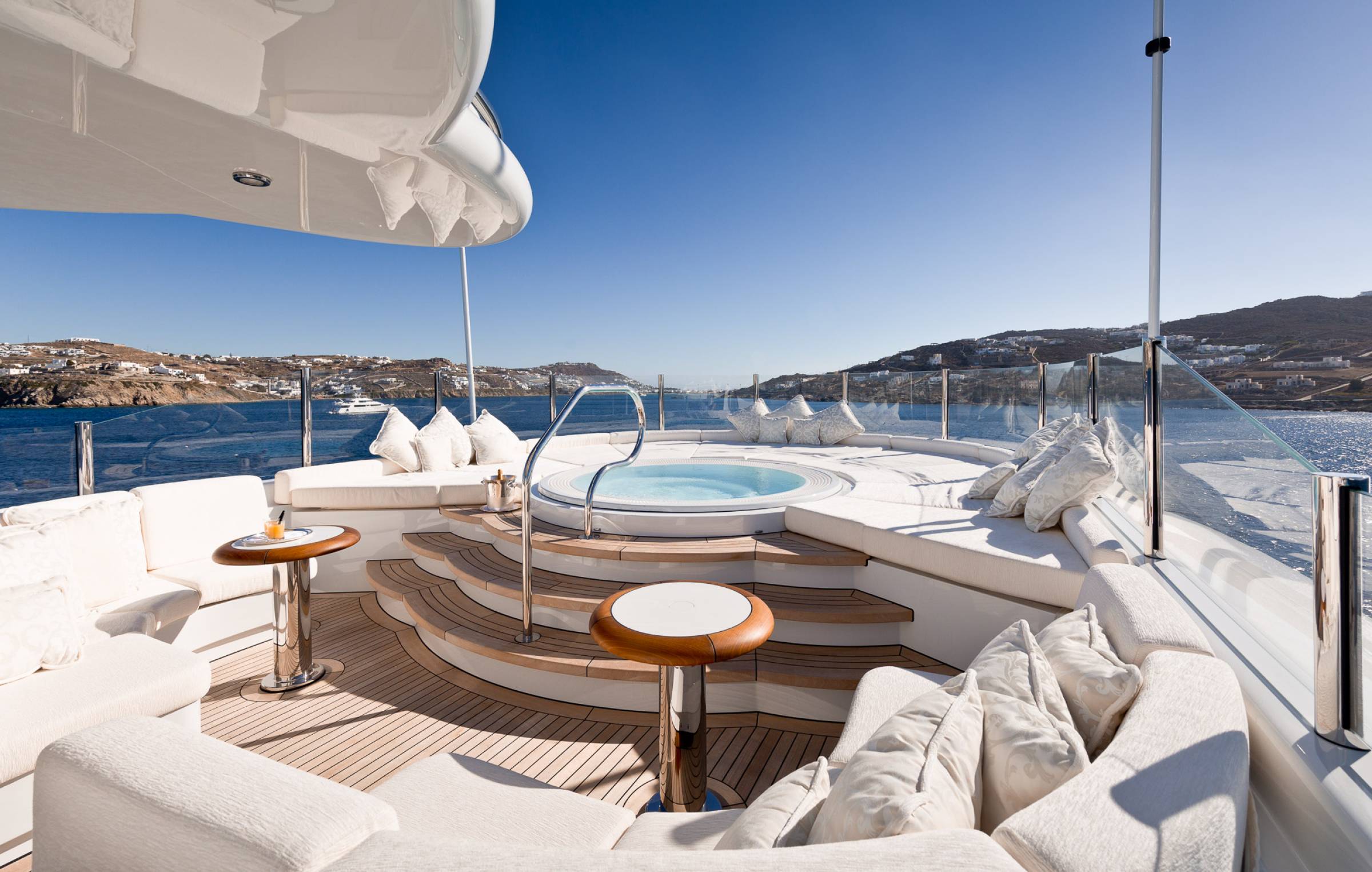 sundeck and jacuzzi tub.jpg