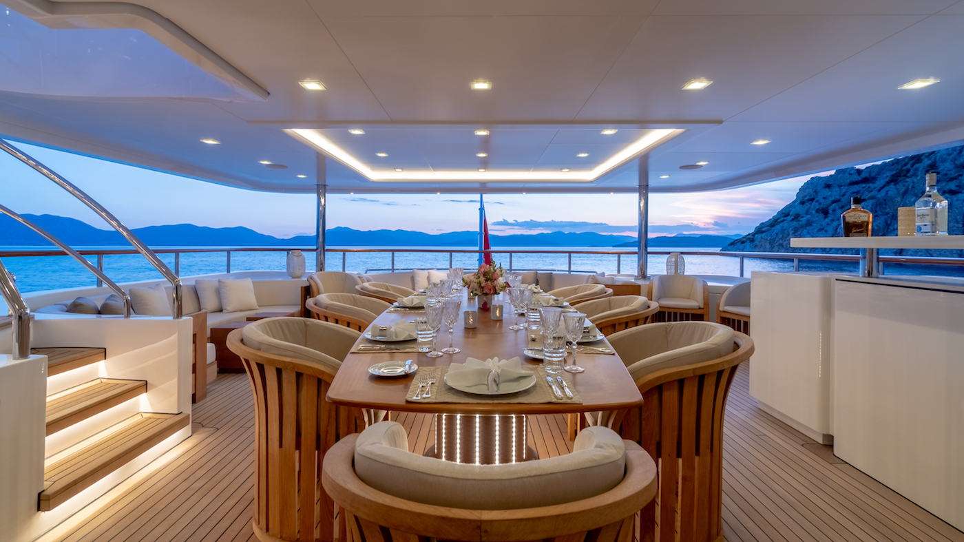 upper deck - alfresco dining.jpg
