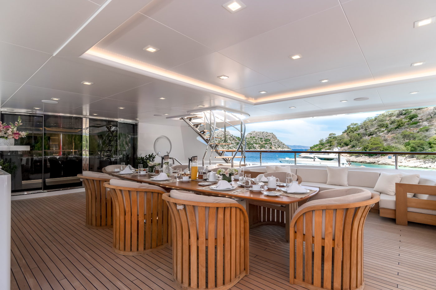 upper deck aft alfresco dining.jpg