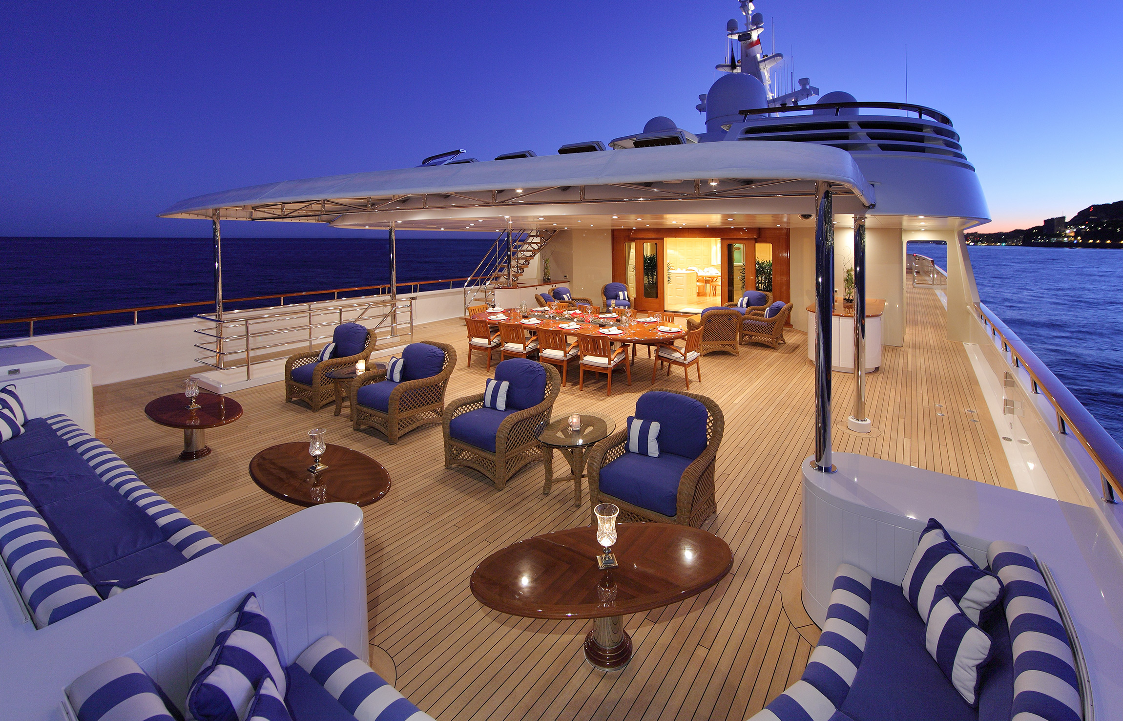 upper deck seating and al fresco dining.jpg