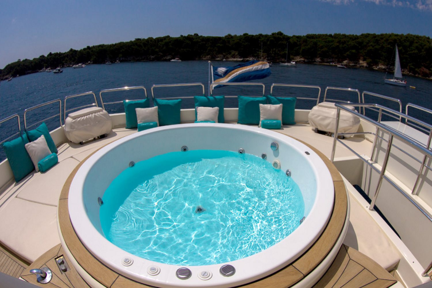 yacht CRISTALEX by Azimut - jacuzzi.jpg