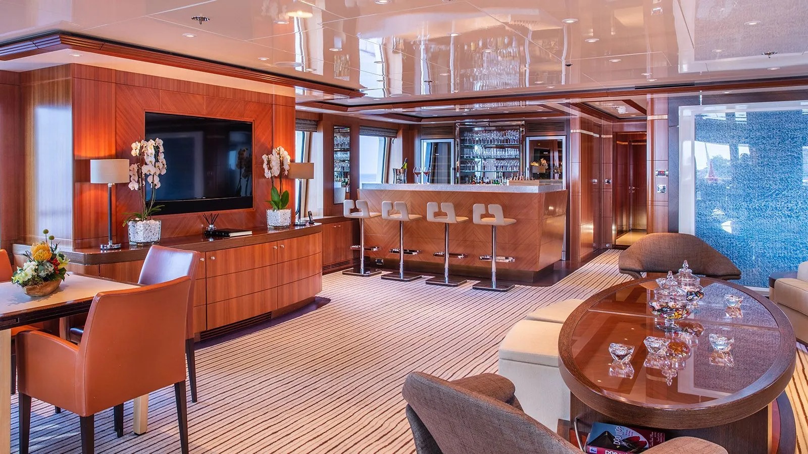 Lounge with bar.jpg