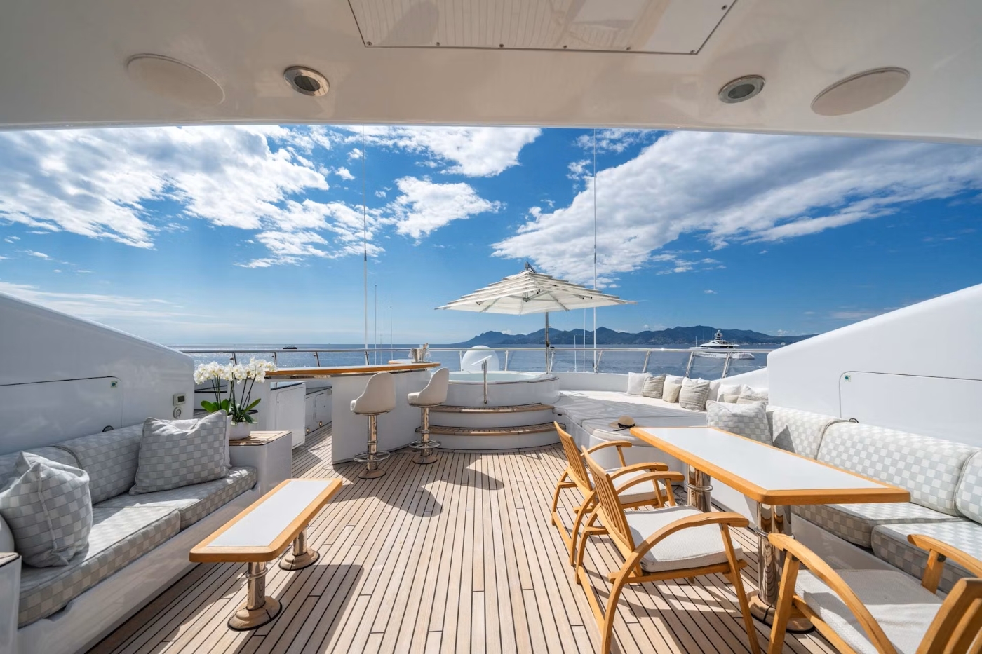 Open sundeck with relaxation area.jpg