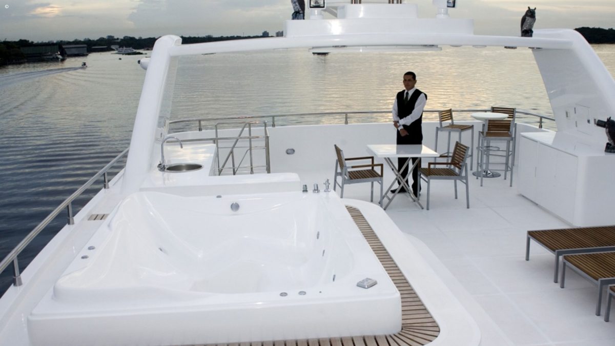 accommodation_photos__Flying-Bridge-area_0-1200x675.jpg