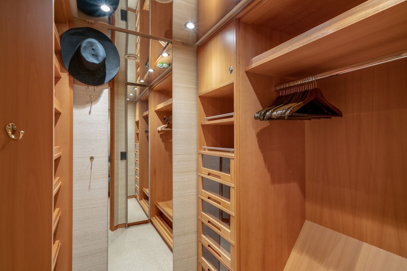 walk in wardrobe.jpg