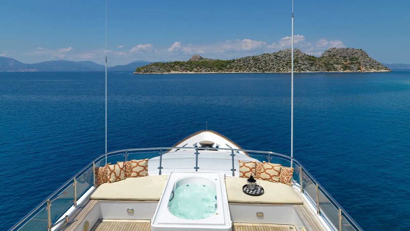 Exterior Bath and Relaxation Area With Sea Views 01.jpg