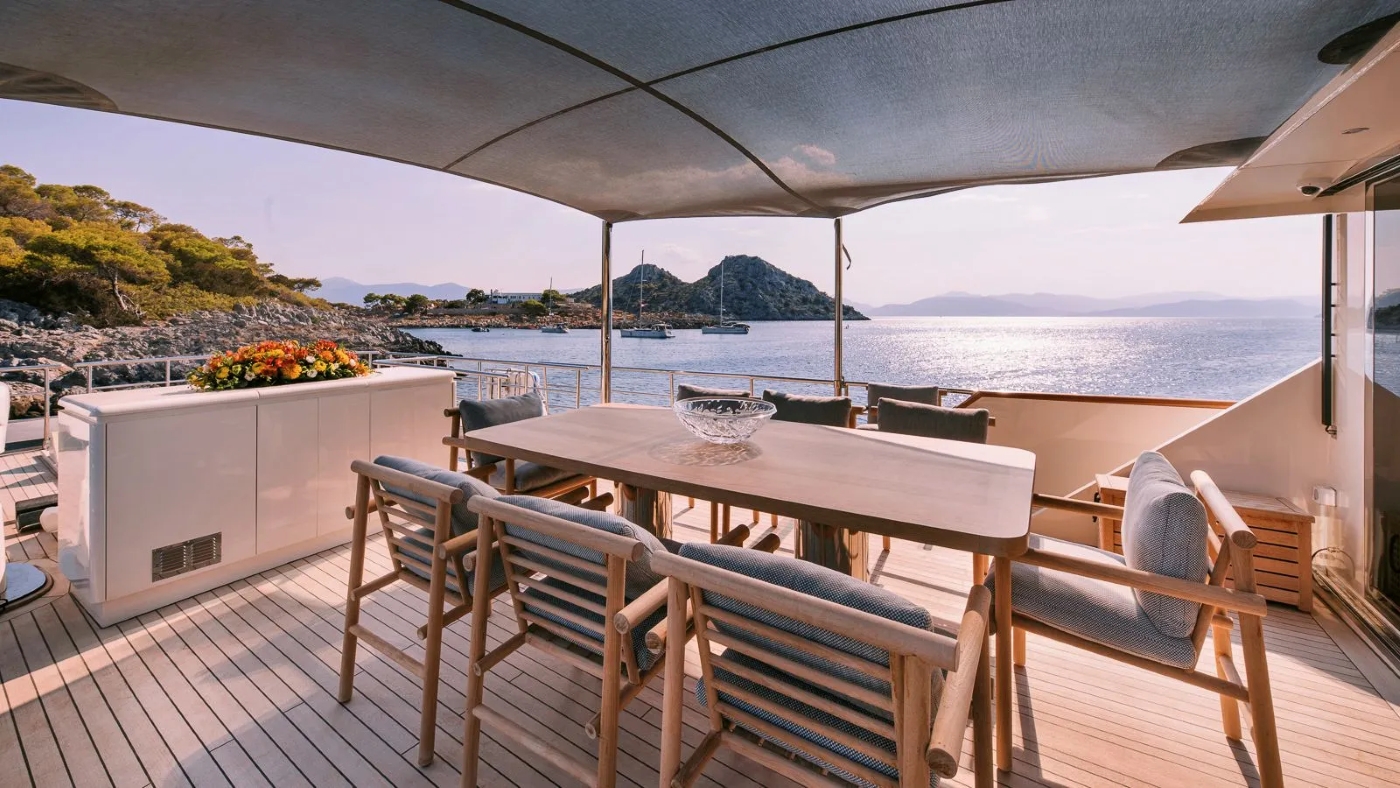 Exterior Dining Area 02.jpg