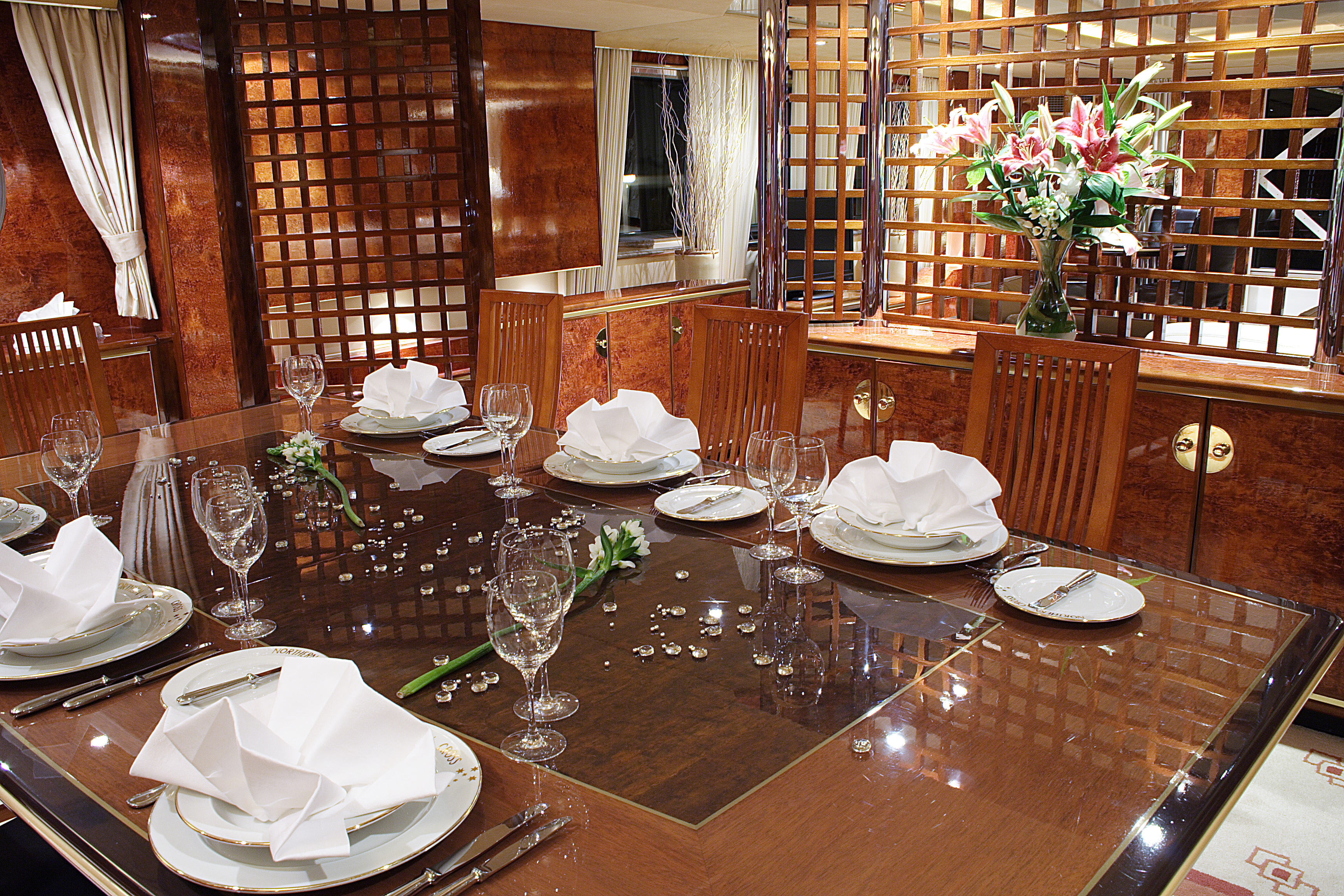 main-deck-dining.jpg