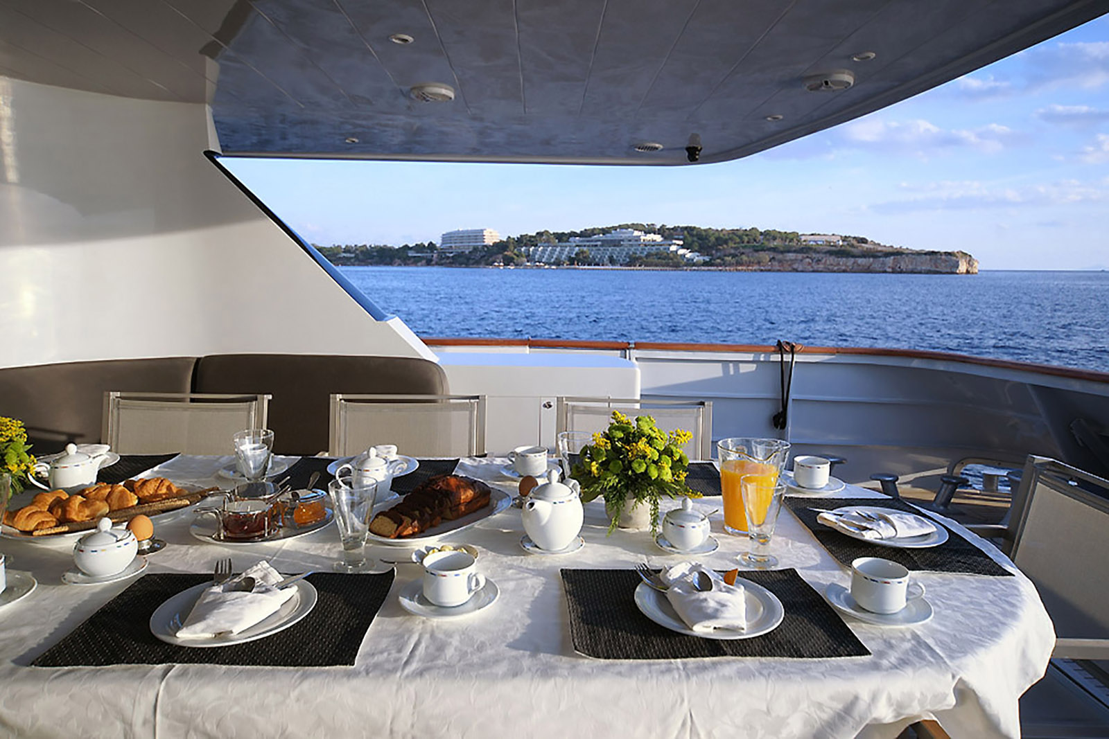 upper deck dining.jpg