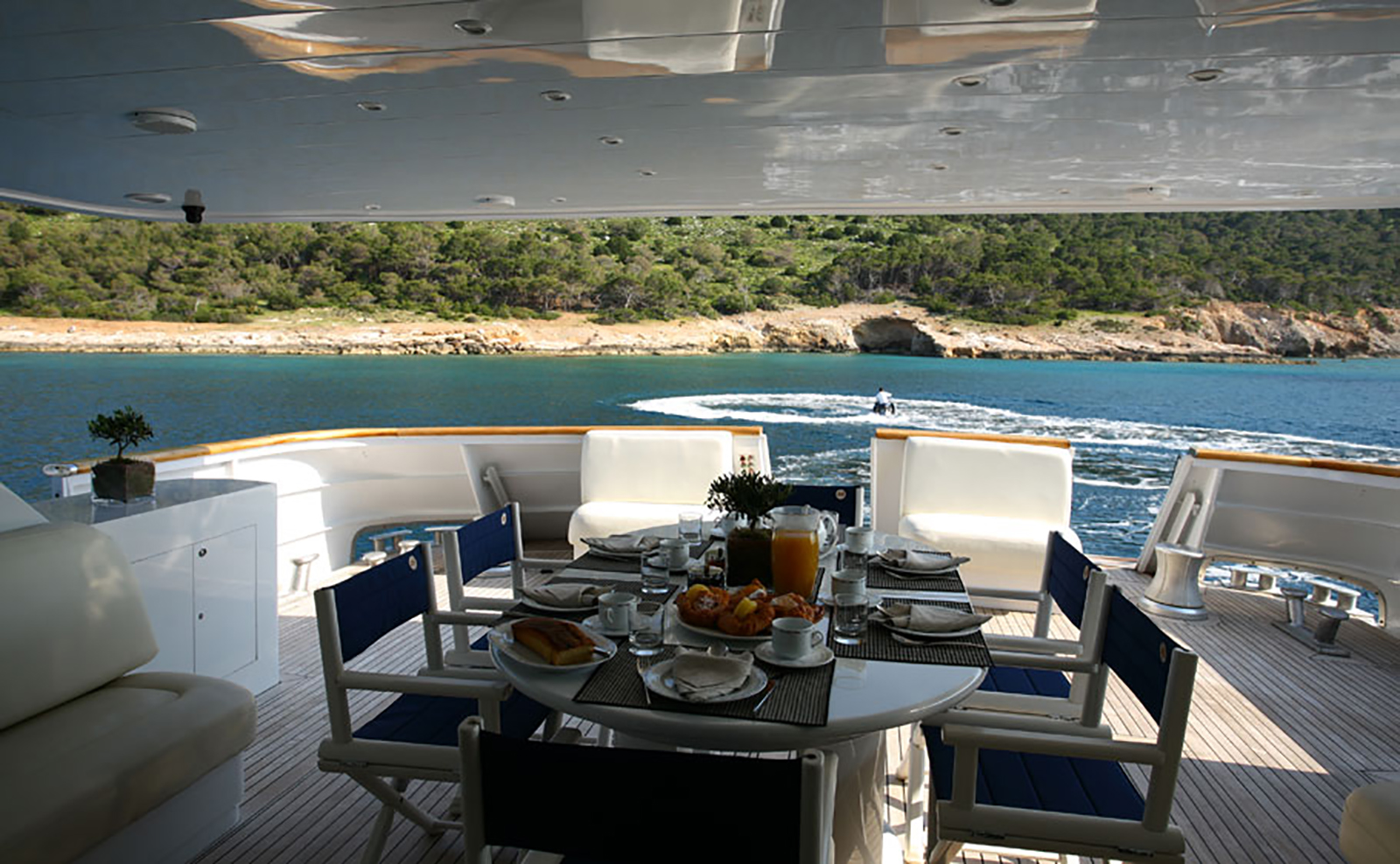 upper deckk aft dining.jpg